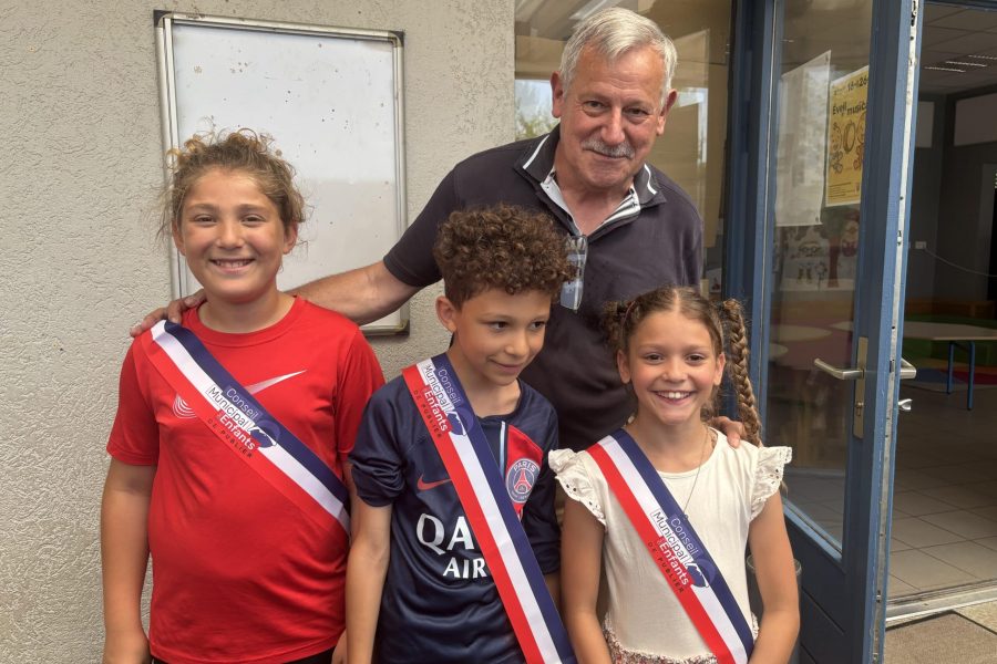 Le Maire Jacques Grandchamp avec trois élus de l'école Thomas Pesquet